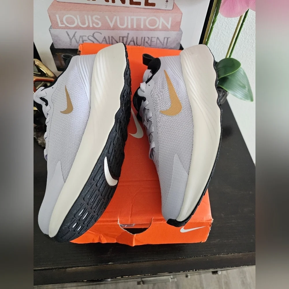 Nike Legend Essential 4 Womans Walking Shoe. Size 8 .5